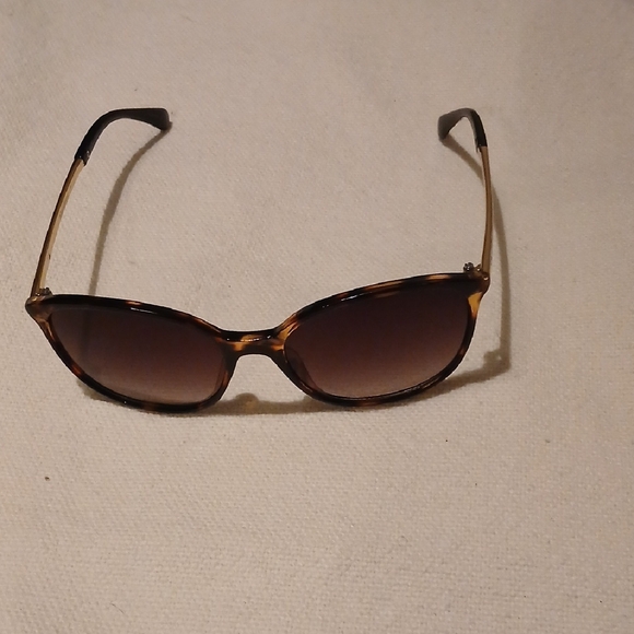 Besty Johnson Accessories - Besty Johnson Tortoise Shell Sunglasses BJ874163-TORT Signature on eyeglasses.
